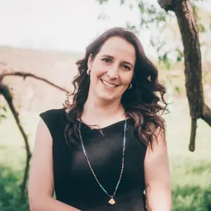 Anne Hofmann – Soul- & Self-Leadership Erfahrungen Porträt der lächelnden Strategie-Copywriterin Anne Hofmann, die ihre positiven Erfahrungen im Mentoring für Soul- & Self-Leadership teilt.