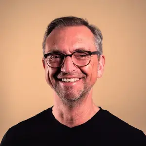 Christoph Pfeiffer – Soul- & Self-Leadership Erfahrungen Porträt des lächelnden Coaches Christoph Pfeiffer, der über seine wertvollen Erfahrungen im Mentoring für Soul- & Self-Leadership berichtet.