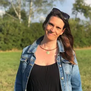 Diana Osterhage – Soul- & Self-Leadership Erfahrungen Porträt der lächelnden Coachin Diana Osterhage in einer Naturumgebung, die ihre tiefgreifenden Erfahrungen im Mentoring für Soul- & Self-Leadership teilt.