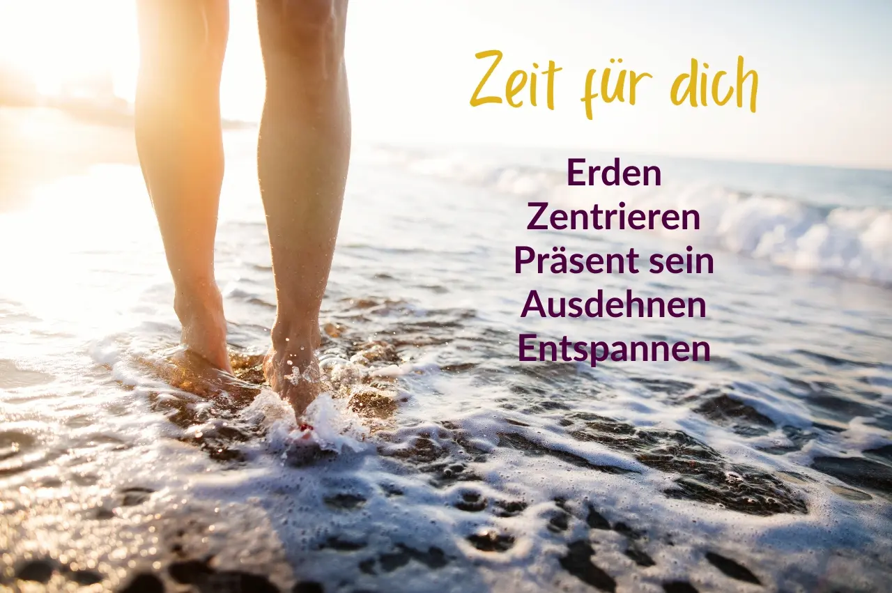Soul- & Self-Leadership Unternehmerinnen – Schön dass du da bist Hier ist mein Geschenk für dich Die Beine einer Person stehen barfuß im flachen Meerwasser am Strand bei Sonnenschein, daneben steht der Text Zeit für dich – Erden, Zentrieren, Präsent sein, Ausdehnen, Entspannen, eine kostenfreie Erdungsmeditation zum Download.