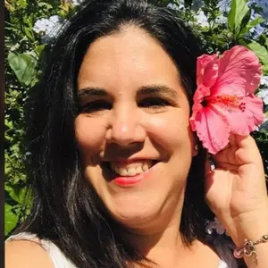 Vera Hosennen, Erfolgsmentorin – Soul- & Self-Leadership Erfahrungen Porträt der strahlend lächelnden Erfolgsmentorin Vera Hosennen mit einer rosa Blüte im Haar, die ihre tiefen Erfahrungen im Mentoring für Soul- & Self-Leadership teilt.