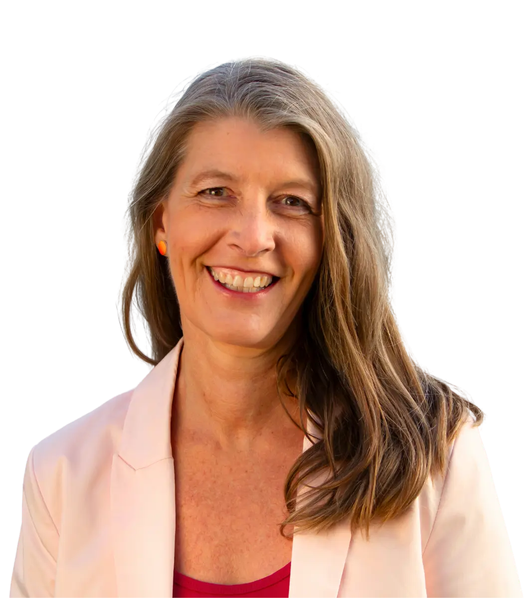 Petra Sommerfeld – Soul- & Self-Leadership Unternehmerinnen Startseite Header Petra Sommerfeld lächelt herzlich mit offenen Haaren im hellen Blazer vor einem warmen, hellen Hintergrund und verkörpert Soul-Leadership für Unternehmerinnen und Führungskräfte im DACH-Raum.