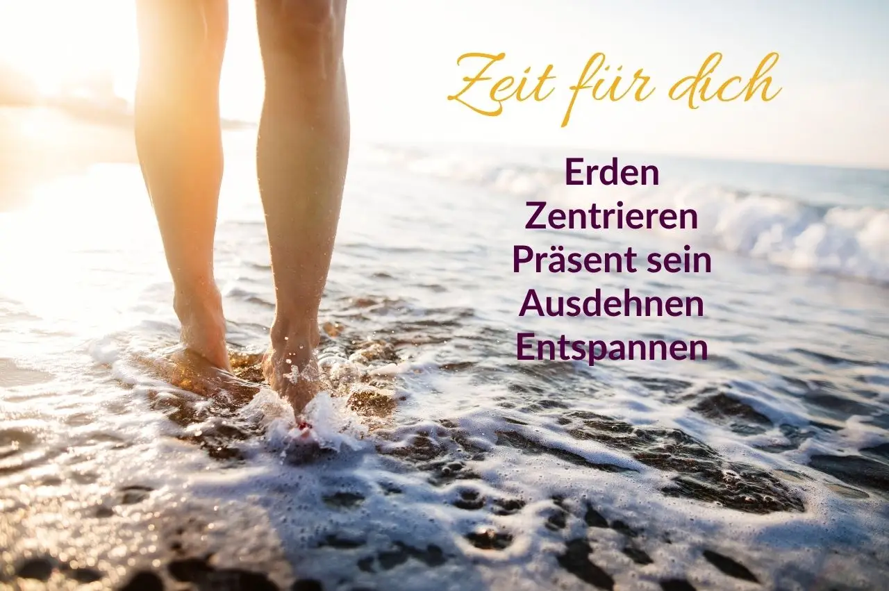 Erdungsmeditation: Soul- & Self-Leadership – Geschenk für dich Die Beine einer Frau stehen barfuß im flachen Meerwasser am Strand bei Sonnenschein, daneben steht der Text Zeit für dich – Erden, Zentrieren, Präsent sein, Ausdehnen, Entspannen, eine kostenfreie Erdungsmeditation zum Download.